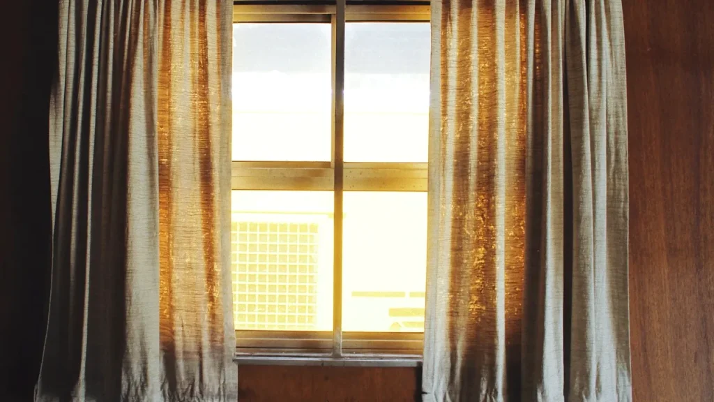 Adio, perdele prăfuite! Ce punem pe geam în 2026 pentru o casă modernă și luminoasă